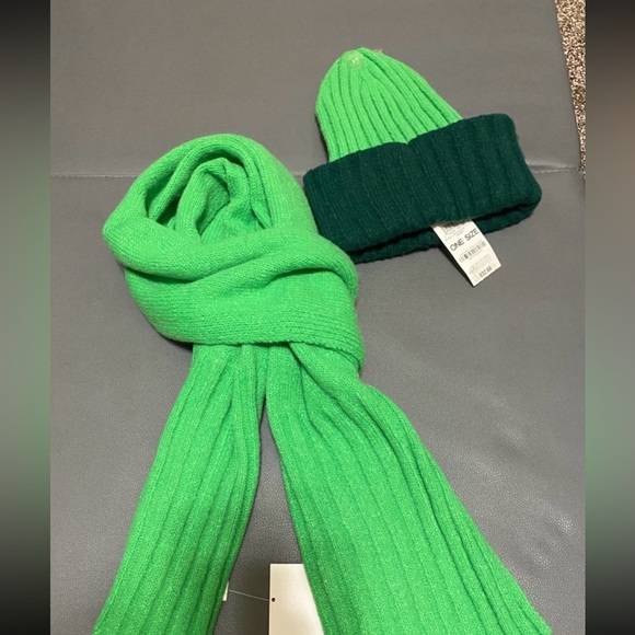 NWT ON 34 St Colorblocked Beanie and Scarf - Picture 3 of 3